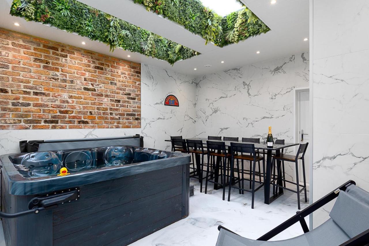 23 Trafalgar Square With Hot Tub And Cinema Scarborough Exterior photo